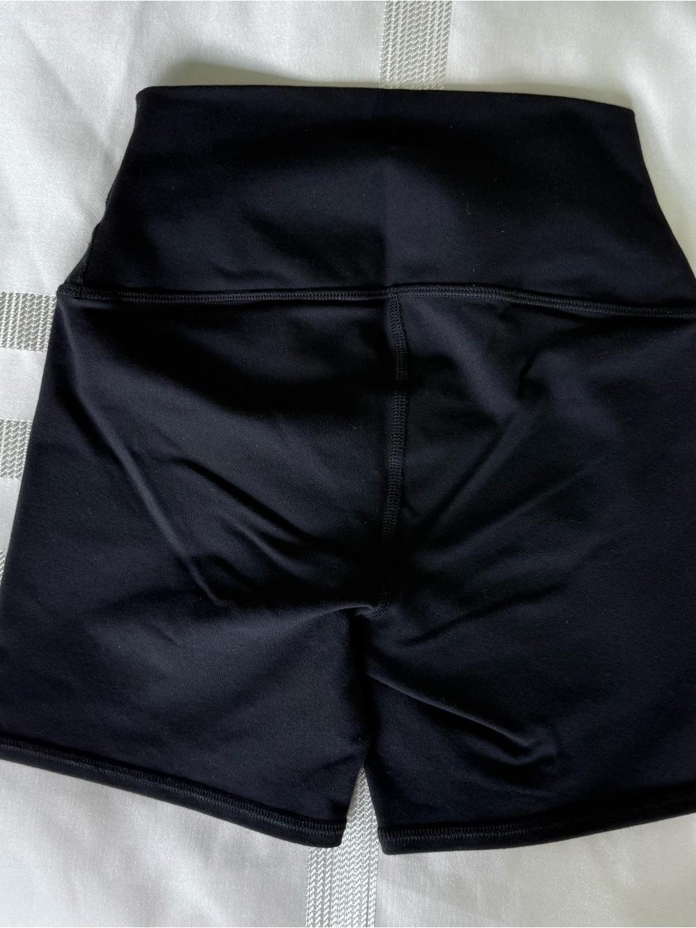 ALO Yoga High-Waist Black Airbush 5 inch Bike Shorts Size XS - Picture 4 of 4